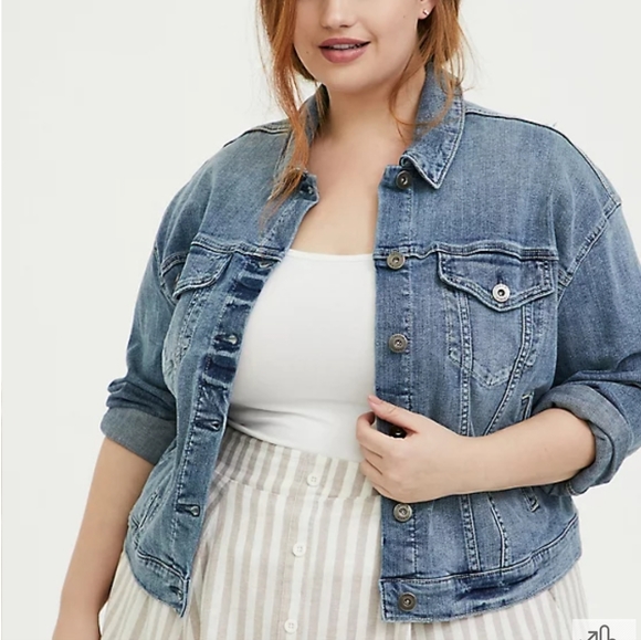 Torrid DENIM TRUCKER JACKET Light Blue Wash 0X - Picture 2 of 12